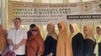 Usai reses. Anggota DPRD Sumut dari Fraksi Partai Golkar Irham Buana Nasution, SH, M.Hum (baju putih) berfoto bersama dengan konstituen.