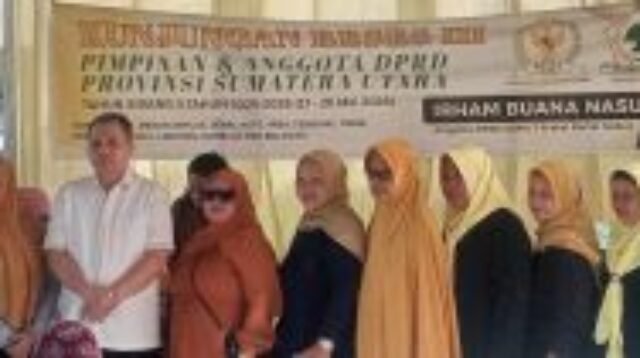 Usai reses. Anggota DPRD Sumut dari Fraksi Partai Golkar Irham Buana Nasution, SH, M.Hum (baju putih) berfoto bersama dengan konstituen.