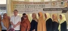 Usai reses. Anggota DPRD Sumut dari Fraksi Partai Golkar Irham Buana Nasution, SH, M.Hum (baju putih) berfoto bersama dengan konstituen.