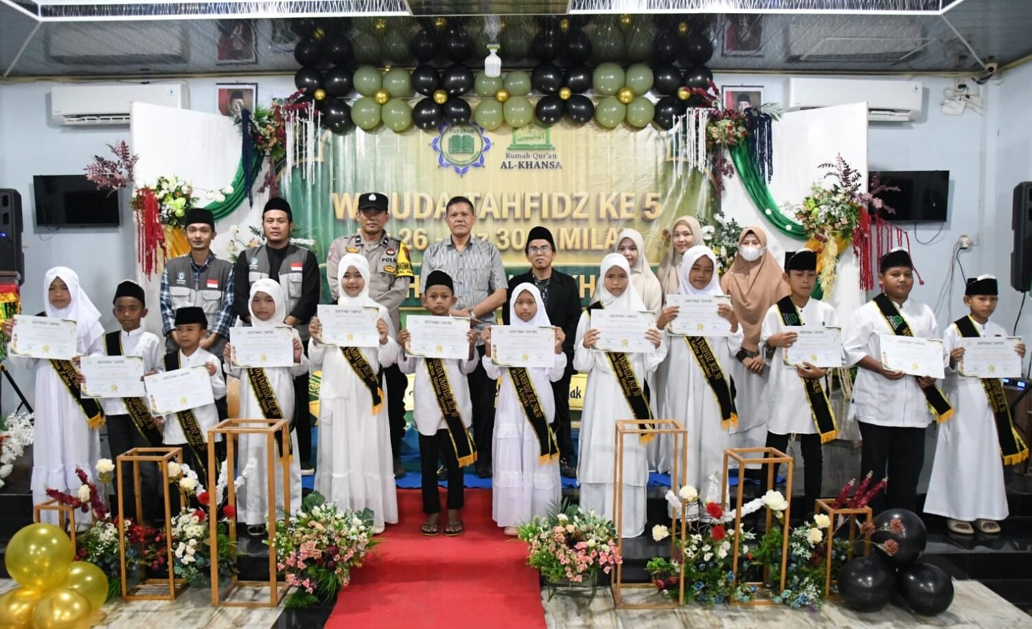 Kadis Koperasi dan UMKM Tapteng Erman Syahrin Lubis foto bersama dengan para Wisuda Tahfidz Qur'an Al Khansa, Minggu (3/5/2026).