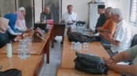 H.Farianda P.Sinik, Ketua PWI Sumut saat memimin rapat pembentikan panitia.