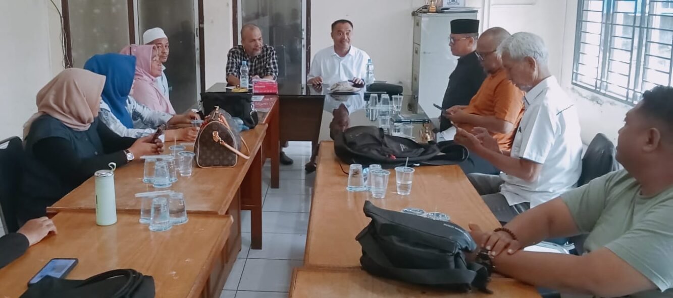 H.Farianda P.Sinik, Ketua PWI Sumut saat memimin rapat pembentikan panitia.