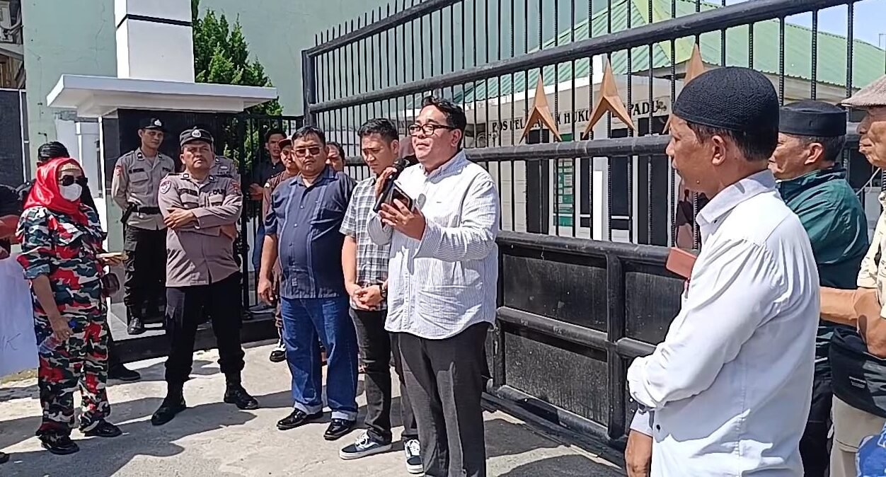 Kasubsi I Intel KEjari Sergai Cakra Aulia Sebayang SH didampingi Kasubsi II Intel Wira Siregar SH saat menerima para pengunjuk rasa. *Foto/IMC/Ist#