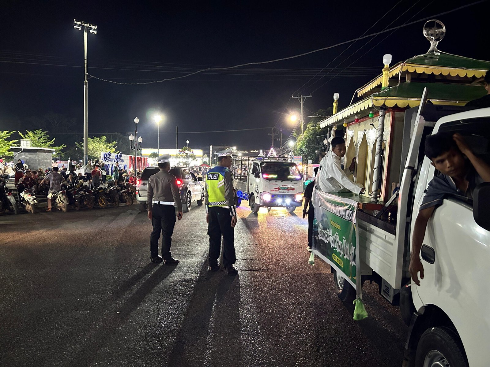 Personel Polres Tapteng saat melaksanakan pengamanan Pawai Takbiran Idul Adha 1447 H, Selasa (26/5/2026).