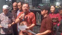 Kasubbag Humas Protokol dan Publikasi Sekretariat DPRD Sumut M Sofyan Tanjung di dampingi staf penerima aspirasi H. Hamlan P Nasution dan staf Humas Dedi saat menerima aksi unjuk rasa massa Gerbrak.