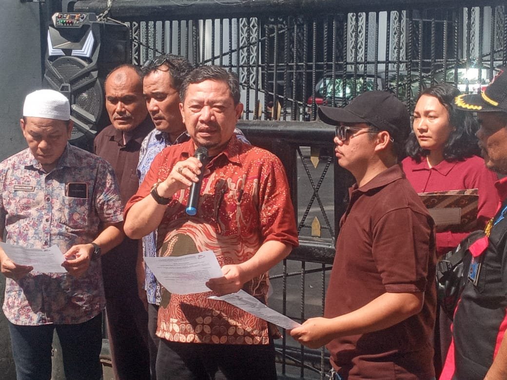 Kasubbag Humas Protokol dan Publikasi Sekretariat DPRD Sumut M Sofyan Tanjung di dampingi staf penerima aspirasi H. Hamlan P Nasution dan staf Humas Dedi saat menerima aksi unjuk rasa massa Gerbrak.