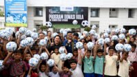 Gubernur Sumatera Utara (Sumut) Muhammad Bobby Afif Nasution mendampingi Ketua PSSI Erick Thohir serta Presiden AFF Khiev Sameth membagikan bola kepada anak-anak Sekolah Dasar di Lapangan Apel Kantor Gubernur Sumut, Jalan Diponegoro 30, Medan, Kamis (7/5/2026). Kegiatan ini merupakan rangkaian kegiatan menuju Piala AFF U19 2026 di Sumut.