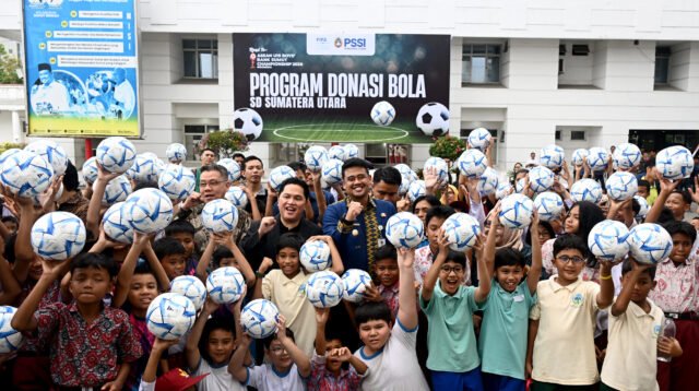 Gubernur Sumatera Utara (Sumut) Muhammad Bobby Afif Nasution mendampingi Ketua PSSI Erick Thohir serta Presiden AFF Khiev Sameth membagikan bola kepada anak-anak Sekolah Dasar di Lapangan Apel Kantor Gubernur Sumut, Jalan Diponegoro 30, Medan, Kamis (7/5/2026). Kegiatan ini merupakan rangkaian kegiatan menuju Piala AFF U19 2026 di Sumut.