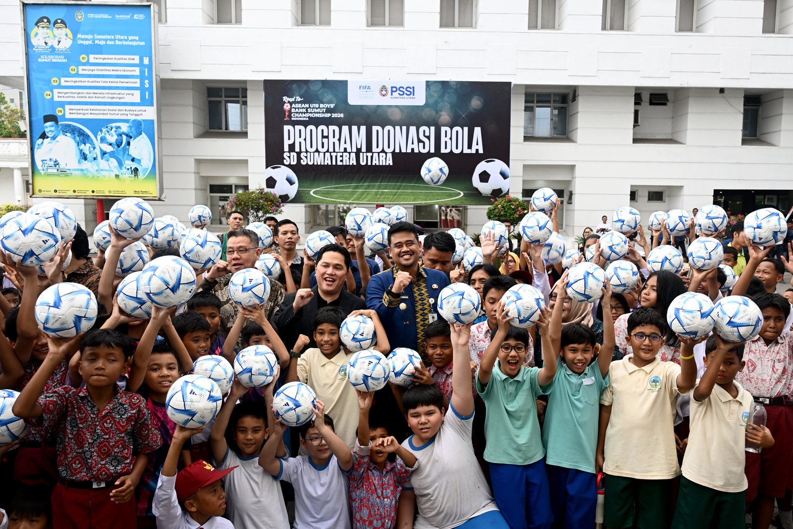 Gubernur Sumatera Utara (Sumut) Muhammad Bobby Afif Nasution mendampingi Ketua PSSI Erick Thohir serta Presiden AFF Khiev Sameth membagikan bola kepada anak-anak Sekolah Dasar di Lapangan Apel Kantor Gubernur Sumut, Jalan Diponegoro 30, Medan, Kamis (7/5/2026). Kegiatan ini merupakan rangkaian kegiatan menuju Piala AFF U19 2026 di Sumut.