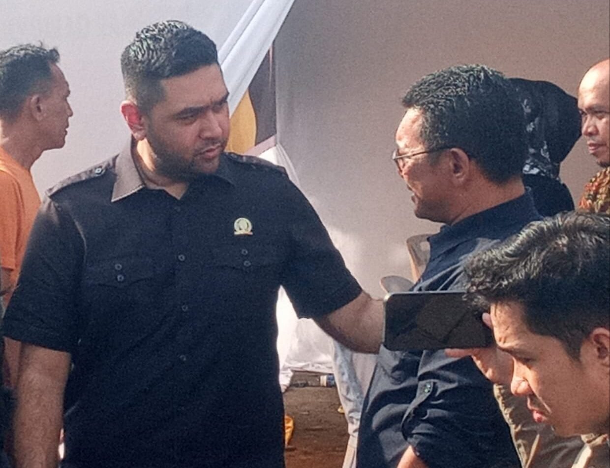 Anggota DPRD Sumut Muhammad Rahmaddian Shah, SH, MH (kiri ) reses di Jalan Rawa Cangkuk di Kelurahan Tegal Sari Mandala - III.