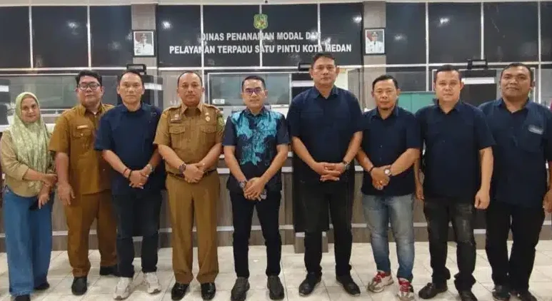 Ketua Muhammad Edison Ginting bersama jajaran pengurus PWPM Kota Medan melakukan kunjungan silaturahmi ke DPMPTSP Kota Medan dan disambut Kepala DPMPTSP Rasyid Ridho Nasution, Selasa (12/5/2026). Pertemuan tersebut membahas penguatan sinergi media dan pemerintah dalam mendukung pelayanan publik serta promosi investasi Kota Medan.
