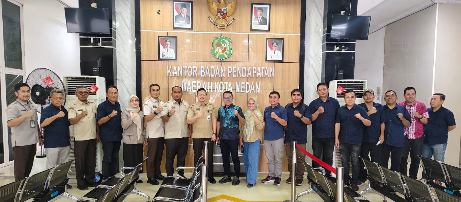 Kepala Bapenda Kota Medan, M Agha Novrian diabadikan bersama pengurus Koordinator PWPM Muhammad Edison Ginting beserta jajaran pengurus usai beraudiensi di kantor instansi tersebut, Selasa (12/5/2026).