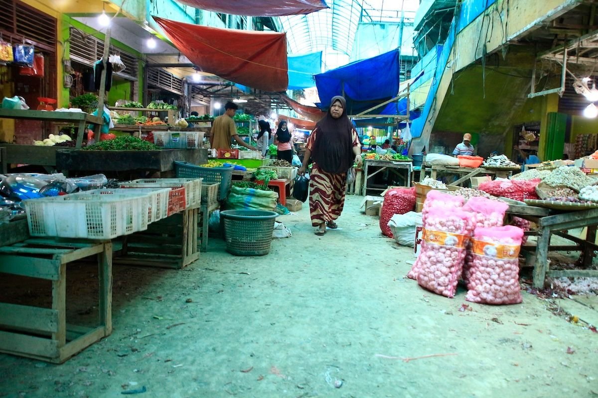 Warga Aceh Tamiang tampak mengunjungi Pasar Kuala Simpang untuk memenuhi kebutuhan sehari-hari, menciptakan suasana yang semakin mendekati kondisi normal.