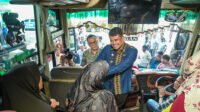 Gubernur Sumut Bobby Nasution mengunjungi Pool Bus Antar Lintas Sumatera (ALS) di Jalan Sisingamangaraja, Medan, Kamis (7/5/2026). Kunjungan Gubernur Sumut ini dalam rangka berdialog dengan Direktur PT. ALS dan keluarga korban pasca kecelakaan Bus ALS yang terjadi di Musi Rawas Utara. Gubernur Sumut juga menyempatkan berdialog dengan Supir dan Penumpang Bus ALS yang berangkat.