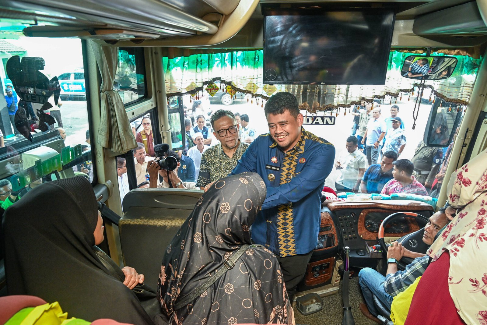 Gubernur Sumut Bobby Nasution mengunjungi Pool Bus Antar Lintas Sumatera (ALS) di Jalan Sisingamangaraja, Medan, Kamis (7/5/2026). Kunjungan Gubernur Sumut ini dalam rangka berdialog dengan Direktur PT. ALS dan keluarga korban pasca kecelakaan Bus ALS yang terjadi di Musi Rawas Utara. Gubernur Sumut juga menyempatkan berdialog dengan Supir dan Penumpang Bus ALS yang berangkat.
