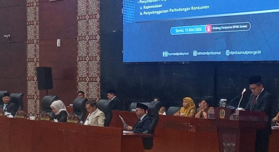 Rapat paripurna DPRD Sumut dengan agenda jawaban Fraksi-Fraksi DPRD Sumut terhadap pendapat Gubernur Sumut mengenai ranperda tentang perlindungan jaminan sosial pekerja rentan.
