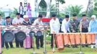 Dr. H. Anton Achmad Saragih, bersama Ketua DPRD, Sugiarto dan jajaran Forkompinda, saat pukul gondrong peresmian MTQ Tkt. Kabupaten. *