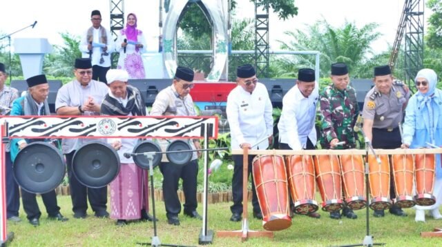 Dr. H. Anton Achmad Saragih, bersama Ketua DPRD, Sugiarto dan jajaran Forkompinda, saat pukul gondrong peresmian MTQ Tkt. Kabupaten. *