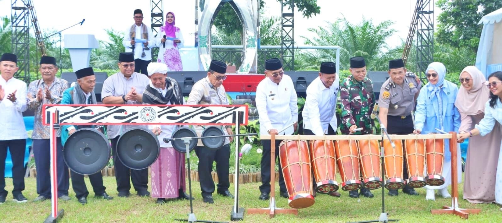 Dr. H. Anton Achmad Saragih, bersama Ketua DPRD, Sugiarto dan jajaran Forkompinda, saat pukul gondrong peresmian MTQ Tkt. Kabupaten. *