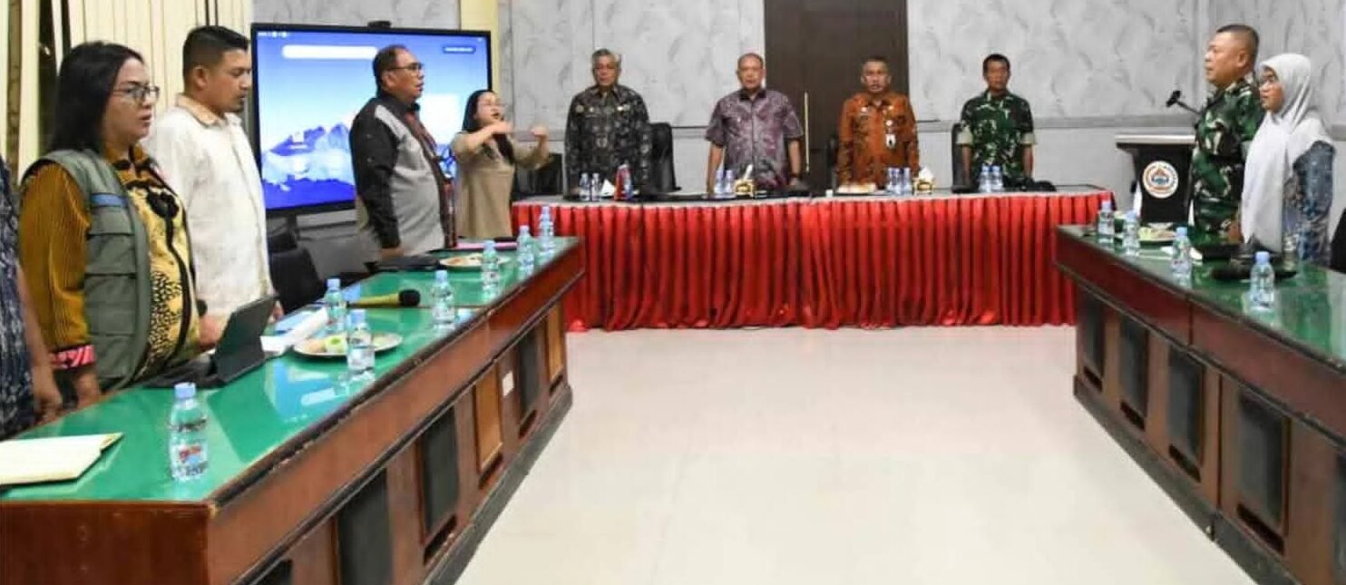 Wakil Bupati Tapteng Mahmud Efendi berserta jajaran OPD Pemkab Tapteng dan Pemprov Sumut saat melaksanakan Rapat percepatan pendataan korban bencana Tapteng, Kamis (30/4/2026).