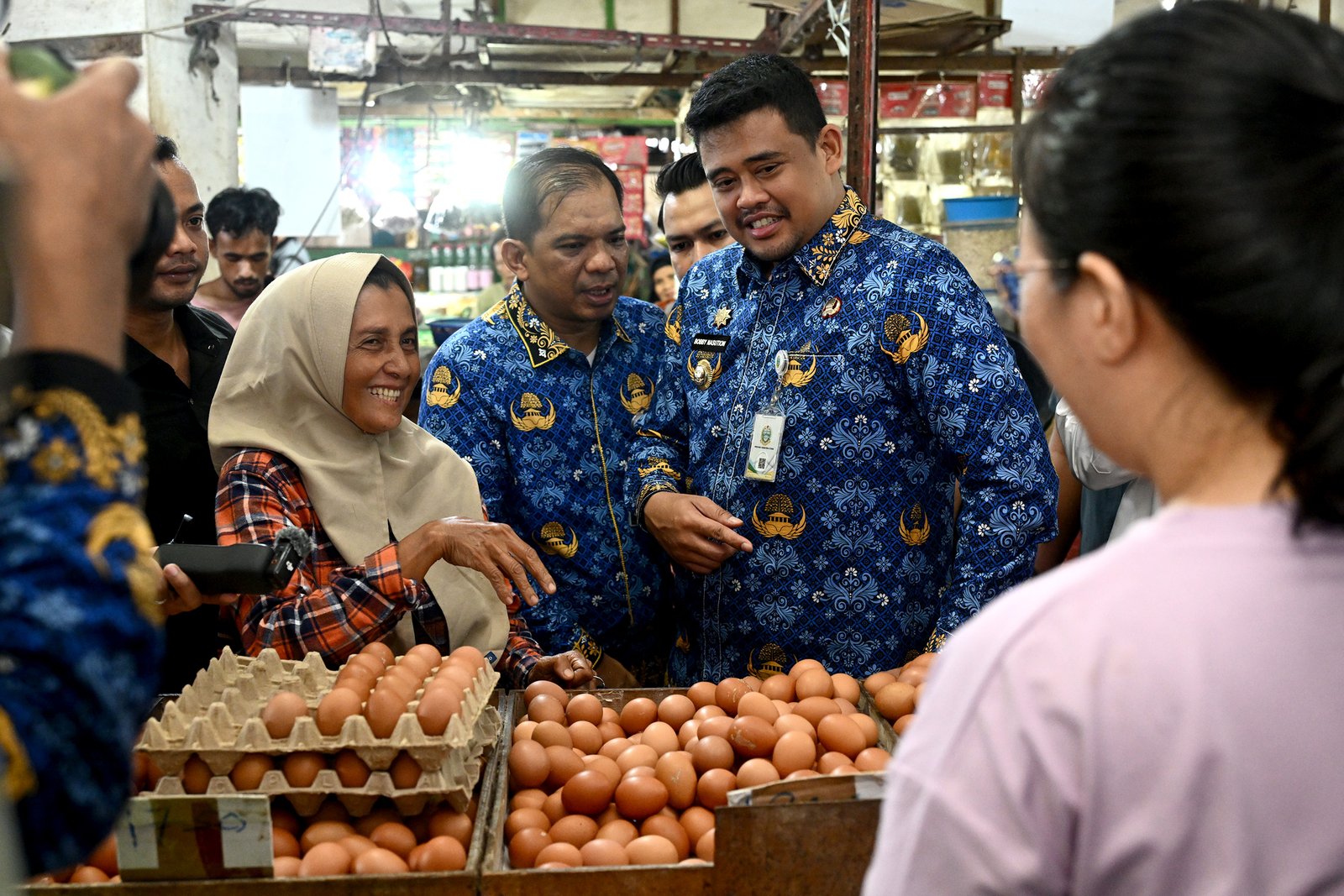 Gubernur Sumut Muhammad Bobby Afif Nasution didampingi Kepala Disperindag dan ESDM Sumut Dedi Jaminsyah Putra Harahap meninjau sejumlah pasar tradisional di Kota Medan, untuk memastikan ketersediaan dan harga bahan pokok, baru-baru ini