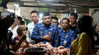 Gubernur Sumut Muhammad Bobby Afif Nasution didampingi Kepala Disperindag dan ESDM Sumut Dedi Jaminsyah Putra Harahap meninjau sejumlah pasar tradisional di Kota Medan, untuk memastikan ketersediaan dan harga bahan pokok, baru-baru ini.