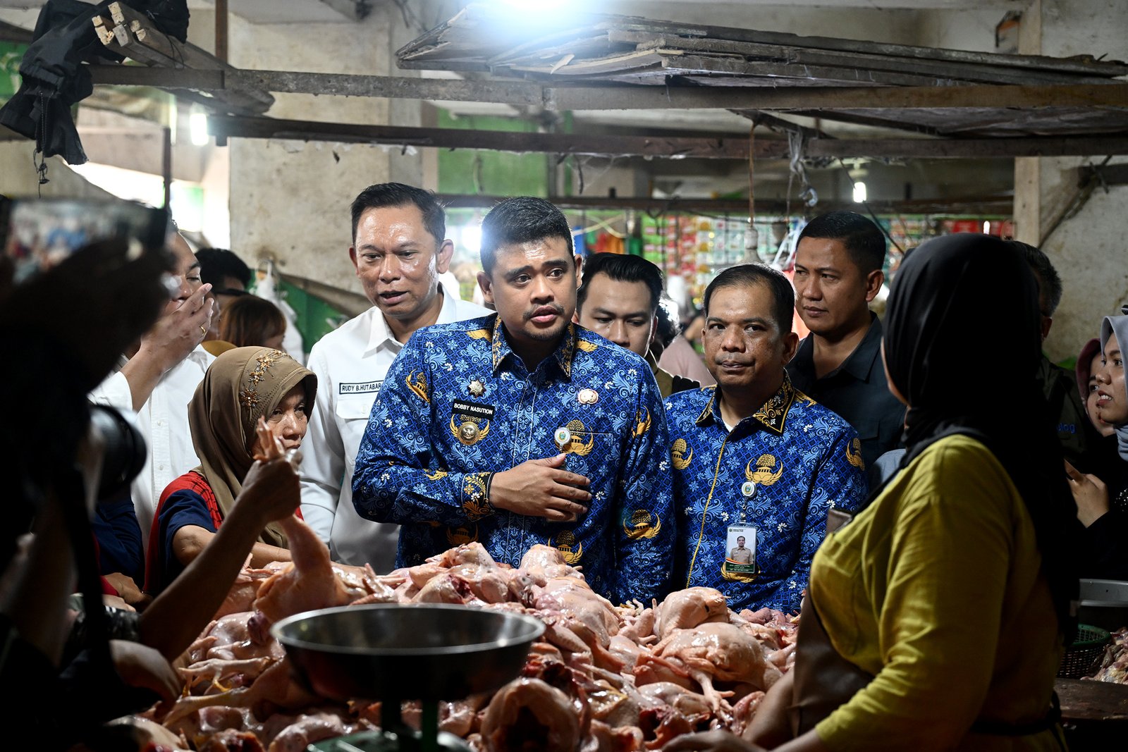 Gubernur Sumut Muhammad Bobby Afif Nasution didampingi Kepala Disperindag dan ESDM Sumut Dedi Jaminsyah Putra Harahap meninjau sejumlah pasar tradisional di Kota Medan, untuk memastikan ketersediaan dan harga bahan pokok, baru-baru ini.
