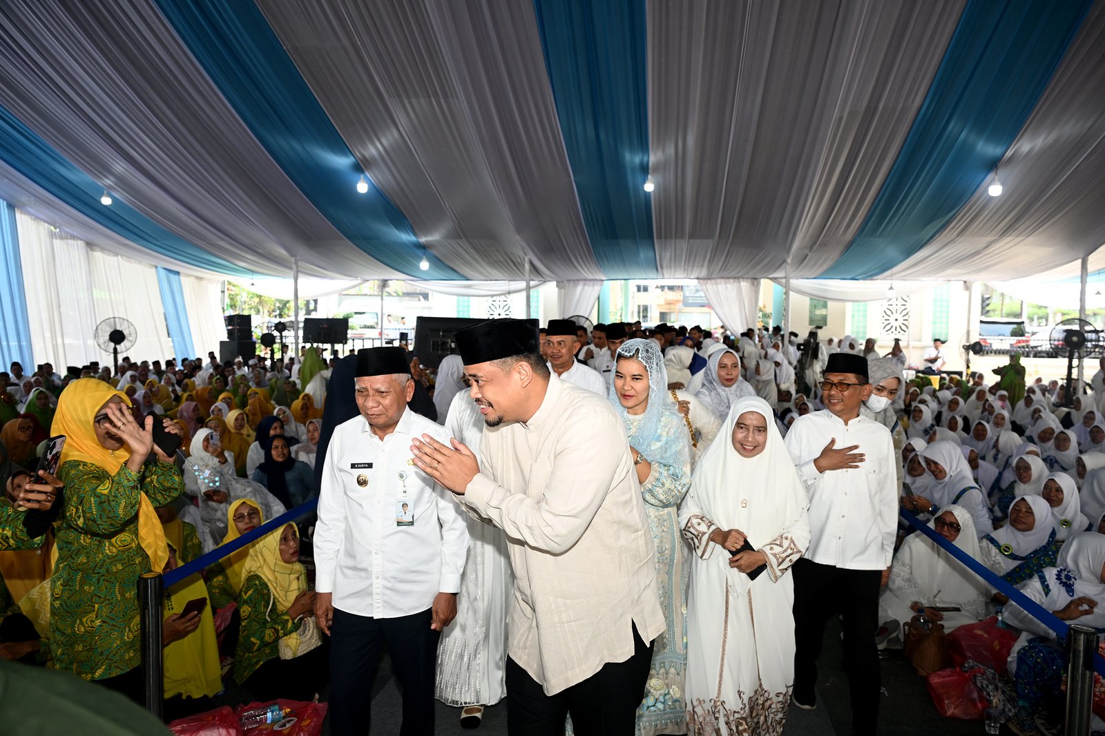 Gubernur Sumatera Utara (Sumut) Muhammad Bobby Afif Nasution didampingi Wakil Gubernur Sumut Surya, Pj Sekdaprov Sumut Sulaiman Harahap, Ketua TP PKK Sumut Kahiyang Ayu, Staf Ahli 1 TP PKK Sumut Titiek Sugiharti, serta para Organisasi Perangkat Daerah Sumut dan perwakilan Forkopimda mengikuti Pengajian Akbar yang menghadirkan Penceramah Nasional Ustaz Das'ad Latif di Mesjid Raya Al-Mashun, Medan, Selasa (5/5/2026). Kegiatan ini merupakan rangkaian acara Peringatan Hari Jadi Ke-78 Provinsi Sumatera Utara.