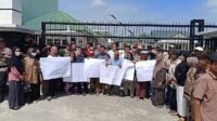 Petani Plasma Kelompok 80 Puluhan petani plasma yang tergabung dalam Kelompok 80 Kecamatan Tanjung Beringin,Kabupaten Serdang Bedagai,Sumatera Utara, saat melakukan Unjukrasa didepam Kantor ejari Sergai.