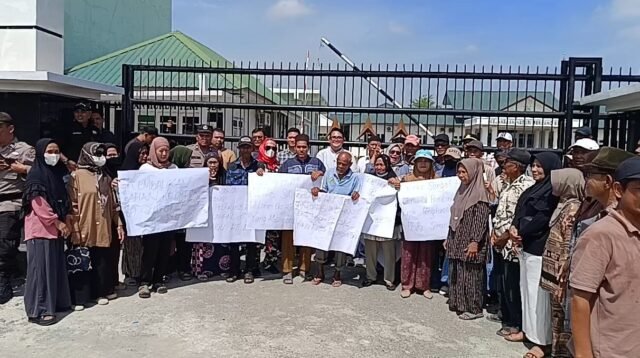 Puluhan petani plasma yang tergabung dalam Kelompok 80 Kecamatan Tanjung Beringin,Kabupaten Serdang Bedagai,Sumatera Utara, saat melakukan Unjukrasa didepam Kantor ejari Sergai.