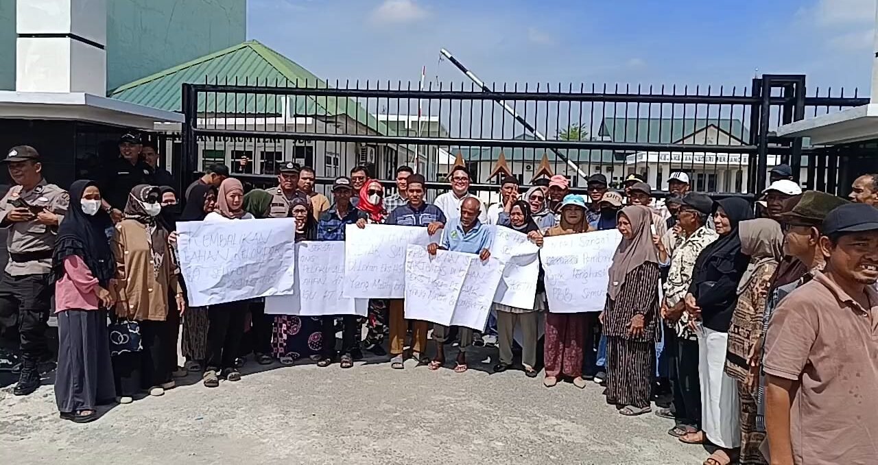 Puluhan petani plasma yang tergabung dalam Kelompok 80 Kecamatan Tanjung Beringin,Kabupaten Serdang Bedagai,Sumatera Utara, saat melakukan Unjukrasa didepam Kantor ejari Sergai.