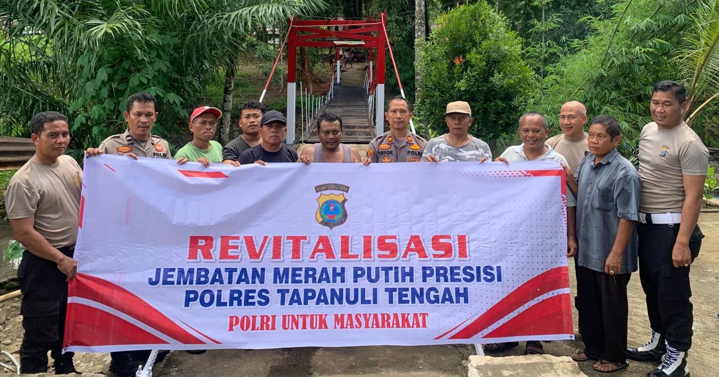 Personel Polsek Sibabangun bersama warga foto bersama setelah selesai Revitalisasi jembatan rambing dikerjakan.