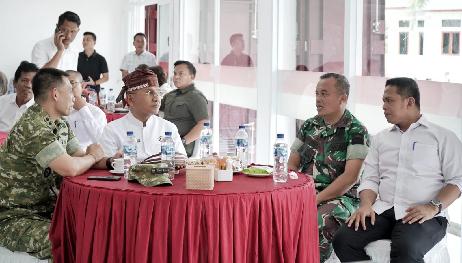 Bupati Simalungun (pakai bulang) saat menghadiri peresmian KDKMP.
