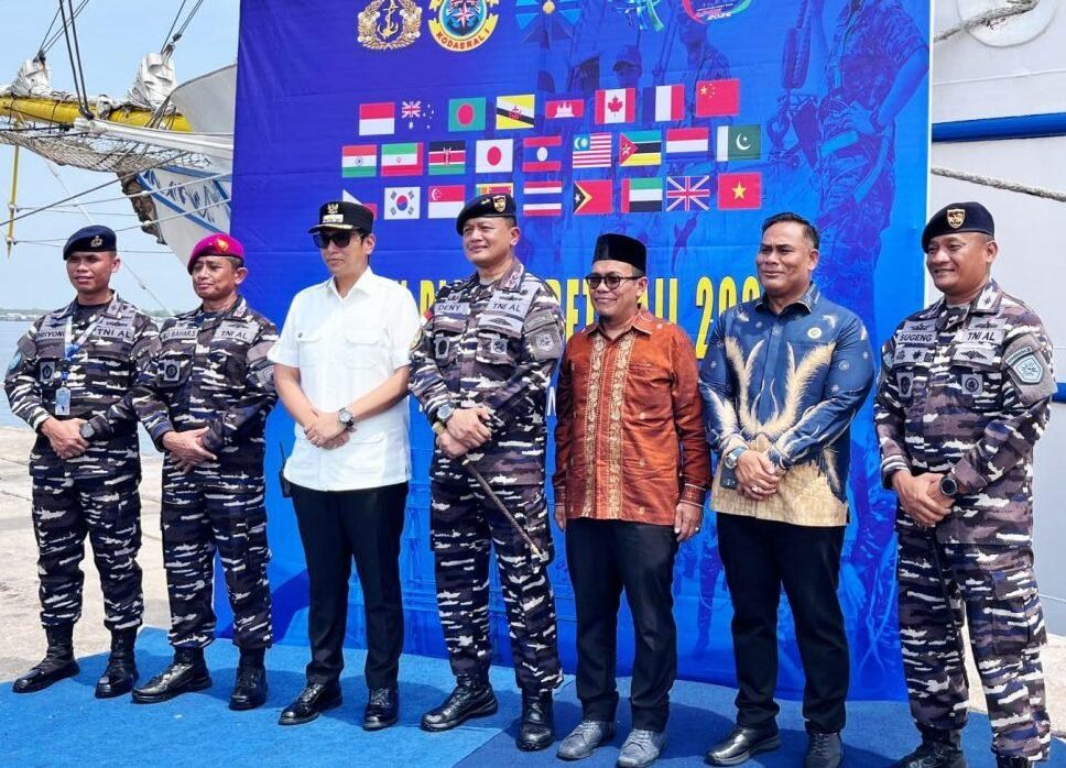 Anggota DPRD Kota Medan, Saipul Bahri SE bersama Walikota Medan Rico Tri Putra Bayu Waas sambut kedatangan Kapal Republik Indonesia (KRI) Bima Suci-945 yang bersandar di perairan Dermaga Pelindo 104, Belawan,