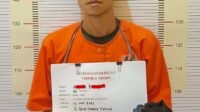 Satresnarkoba Polres Tapteng Tersangka AP (35) pengedar Narkoba bersama barang bukti saat pemeriksaan Di Mapolres Tapteng, Senin(18/5/2026).