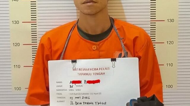 Satresnarkoba Polres Tapteng Tersangka AP (35) pengedar Narkoba bersama barang bukti saat pemeriksaan Di Mapolres Tapteng, Senin(18/5/2026).
