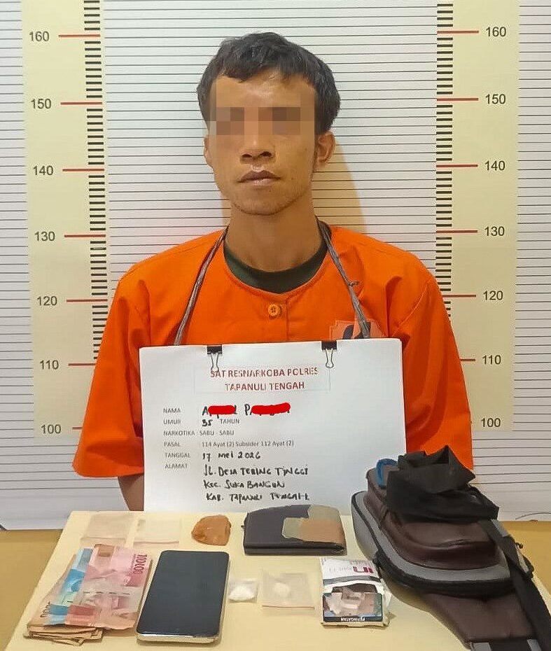 Tersangka AP (35) pengedar Narkoba bersama barang bukti saat pemeriksaan Di Mapolres Tapteng, Senin(18/5/2026).