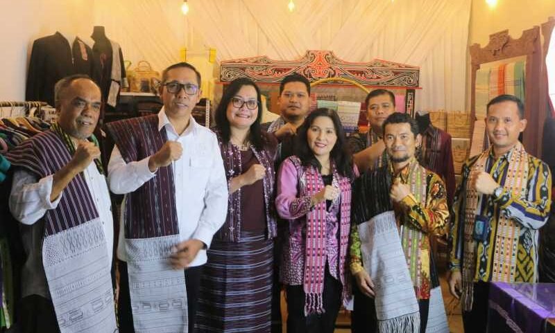 Tenun Ulos jenis Ragidup produk Silindung dibahas dan dievaluasi di Dekranasda Taput.