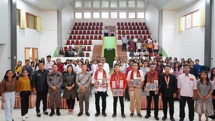 enun Ulos jenis Ragidup produk Silindung dibahas dan dievaluasi di Dekranasda Taput.* 