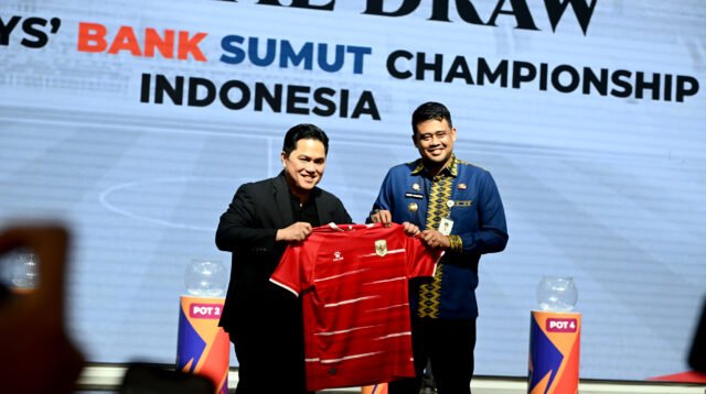 Gubernur Sumatera Utara (Sumut) Muhammad Bobby Afif Nasution bersama Ketua PSSI Erick Thohir, menyaksikan Drawing Grup Piala AFF U19 atau Asean U19 Boys’ Bank Sumut Championship 2026 di Aula Raja Inal Siregar, Kantor Gubernur Sumut, Jalan Diponegoro 30, Medan, baru-baru ini.