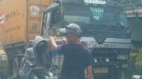 Truk mengangkut kontainer mogok di badan jalan tanjakan dekat jembatan sungai Tembung.