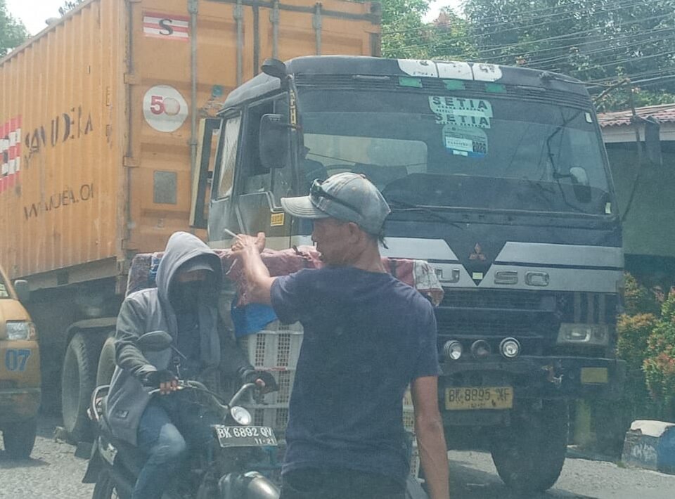 Truk mengangkut kontainer mogok di badan jalan tanjakan dekat jembatan sungai Tembung.