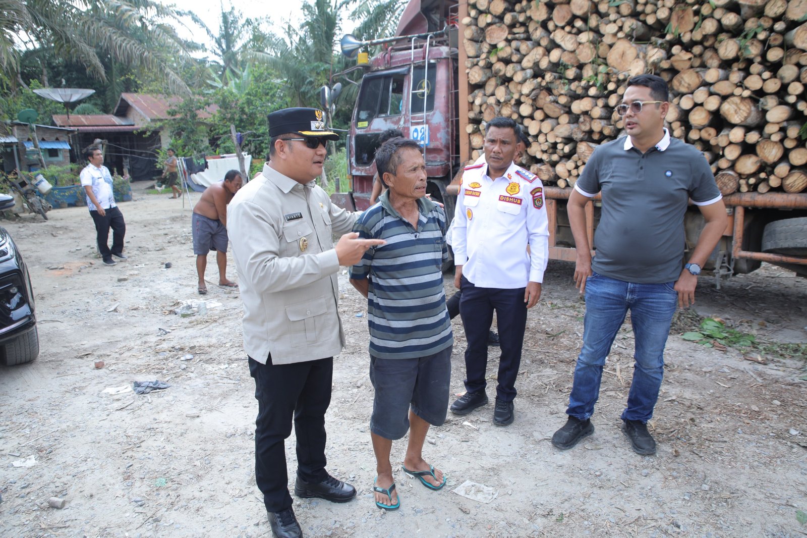 Rianto berikan pengarahan kepada pengusaha kayu.
