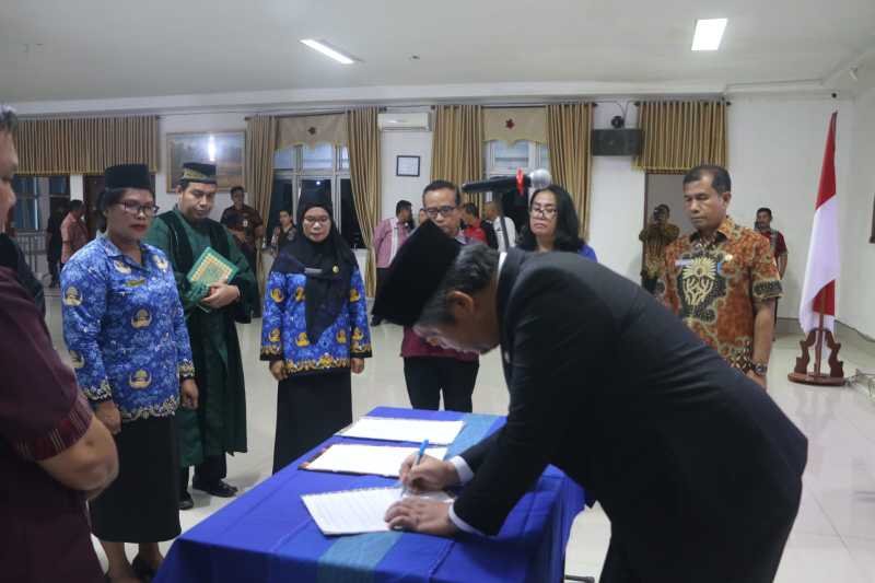  Wabup Taput Deni Lumbantoruan melantik 47 kepala sekolah, tantang guru mamfaatkan AI di era kemajuan saat ini.* 