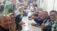 Lilik Suryadi, Rika Syafitri (berkaca mata), Bung Corney Panjaitan (berdiri), Azril (berkaca mata), Oon, Dian Rifani, Ana, Endang dan lainnya hadir di acara Temu Kangen di Cafe Roemah Kayu.