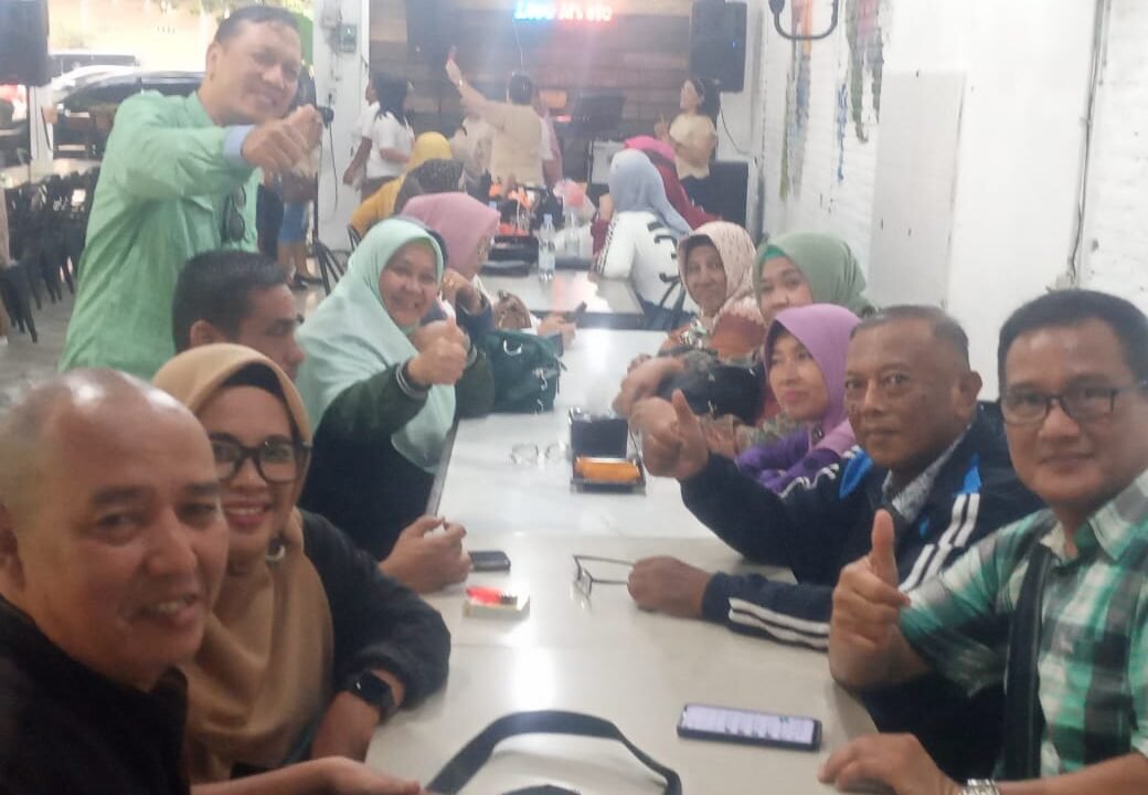 Lilik Suryadi, Rika Syafitri (berkaca mata), Bung Corney Panjaitan (berdiri), Azril (berkaca mata), Oon, Dian Rifani, Ana, Endang dan lainnya hadir di acara Temu Kangen di Cafe Roemah Kayu.