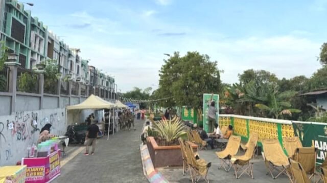 Suasana Pedagang Kaki 5 di kawasan RTH Bantaran Sei Bangkatan di sore hari.