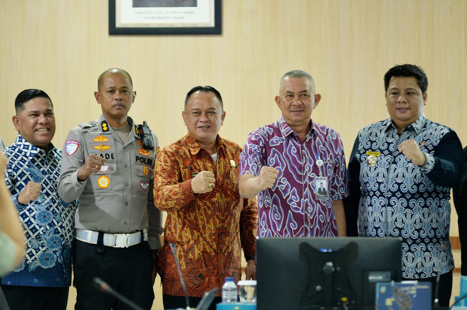 Pj. Sekretaris Daerah Provinsi Sumatera Utara (Sumut) Sulaiman Harahap memimpin Rapat Finalisasi Event Trail of The Kings-Lake Toba By UTMB 2026 di Ruang Rapat 1 Lantai 2 Kantor Gubernur Sumut Jalan Diponegoro Kota Medan, Jumat (5/6/2026). Gelaran lari lintas alam (Trail Run) internasional ini akan berlangsung pada 12-14 Juni di Kota Pangururan Kabupaten Samosir.