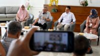 Penjabat Sekretaris Daerah Provinsi (Sekdaprov) Sumatera Utara (Sumut) Sulaiman Harahap di dampingi OPD dan Dirut PPSU Ferry Indra memberikan keterangan pers kepada awak media, terkait penyelenggaraan Pekan Raya Sumatera Utara (PRSU) yang ke-50, yang rencananya akan digelar pada tanggal 3 Juli hingga 2 Agustus 2026, di ruang Dekranasda lantai 1 Kantor Gubernur, Selasa, (2/6/2026).