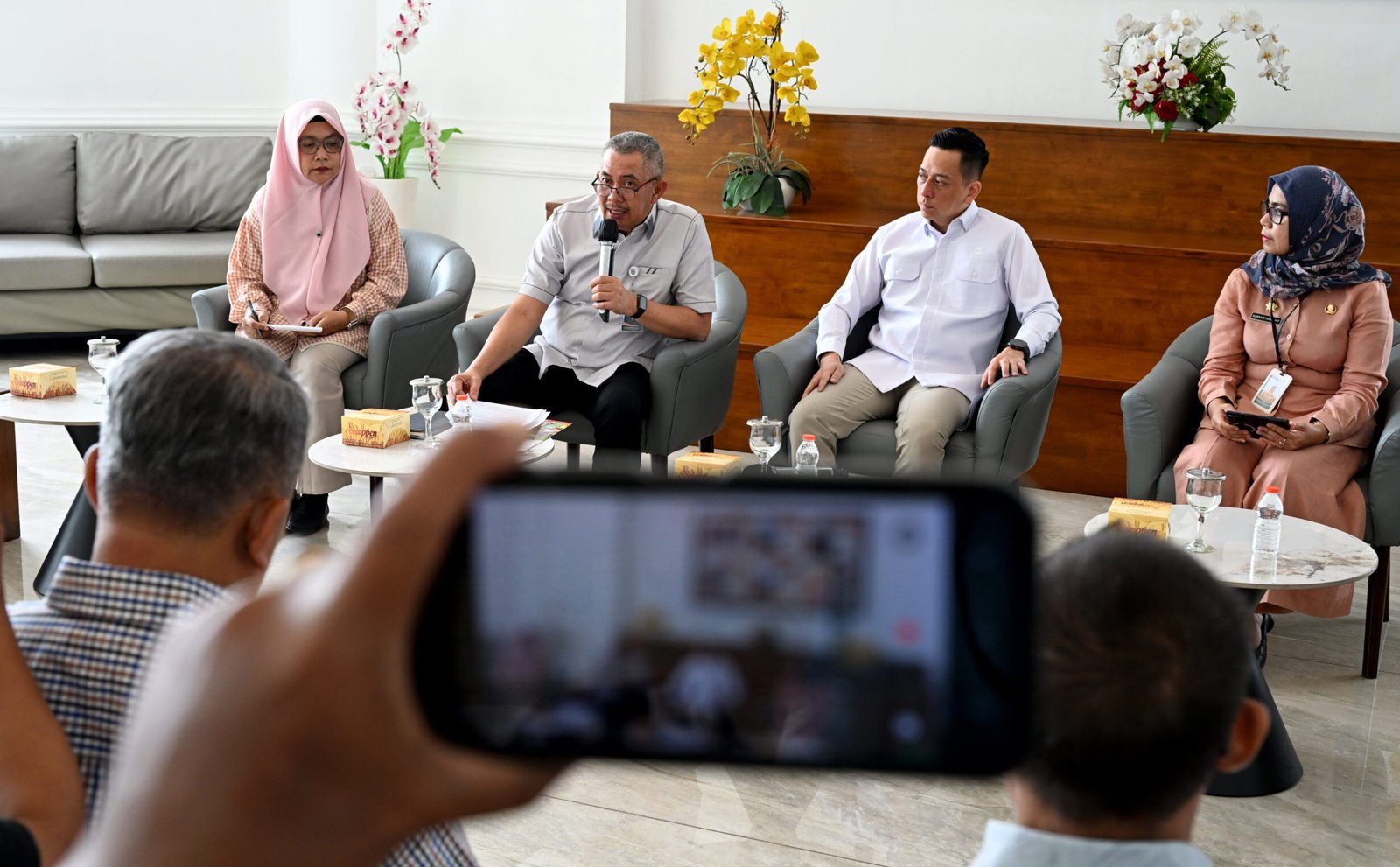 Penjabat Sekretaris Daerah Provinsi (Sekdaprov) Sumatera Utara (Sumut) Sulaiman Harahap di dampingi OPD dan Dirut PPSU Ferry Indra memberikan keterangan pers kepada awak media, terkait penyelenggaraan Pekan Raya Sumatera Utara (PRSU) yang ke-50, yang rencananya akan digelar pada tanggal 3 Juli hingga 2 Agustus 2026, di ruang Dekranasda lantai 1 Kantor Gubernur, Selasa, (2/6/2026).